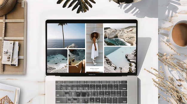 laptop z ptakiem na ekranie i ptakem na ekranie