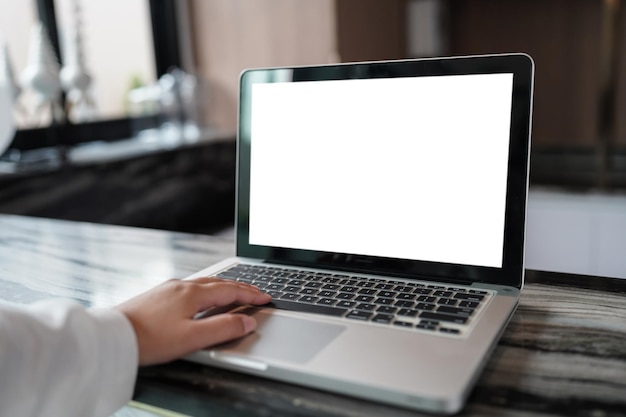 Laptop z pustym ekranem makiety na stole przed kawiarnią na tekst produkt wyświetla koncepcję technologii montażu laptopa komputerowego