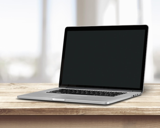 Laptop z pustym ekranem na białym tle