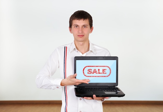 Laptop z wyprzedażą