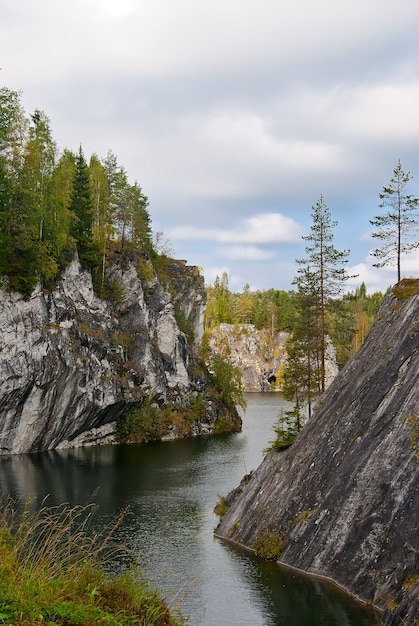 Las jezioro w skałach