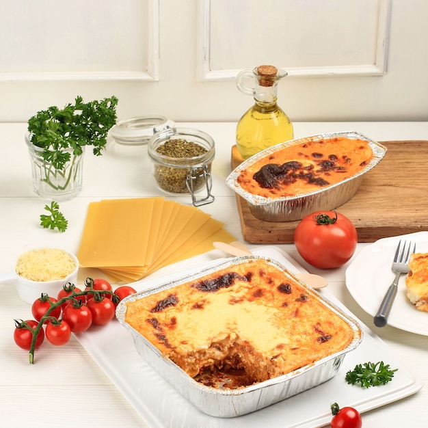 Lasagna, Włoskie Jedzenie Makaron na Aluminiowym Naczyniu Do Zapiekania