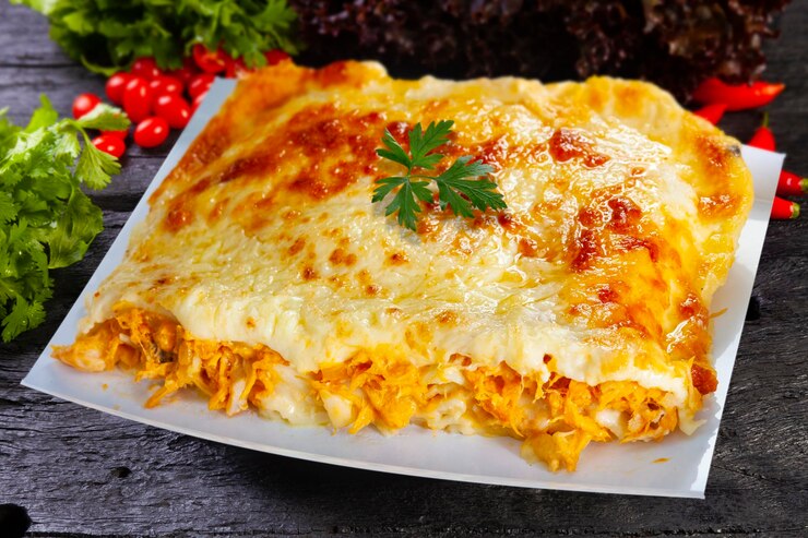 Zdjęcie lasagne z pieczonego kurczaka z mozzarellą