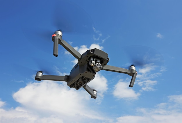 Zdjęcie latający dron na niebie