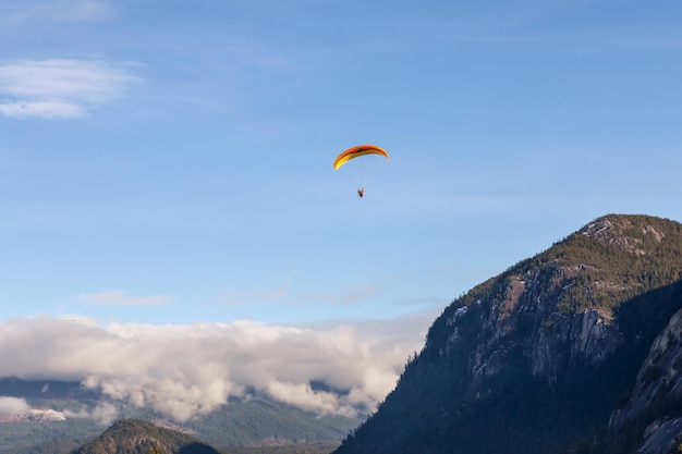 Zdjęcie latanie na paralotni w squamish