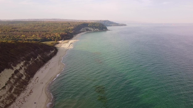 Latanie nad piękną dziką plażą w Bułgarii