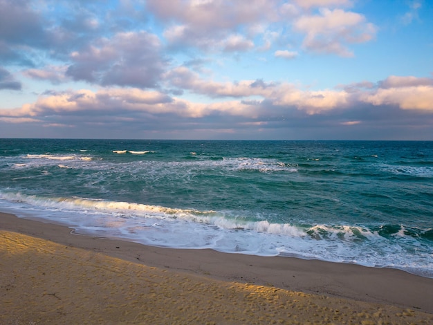 Latanie nad piękną dziką plażą w Bułgarii