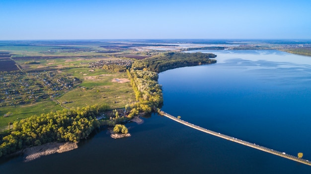 Zdjęcie latanie nad zaporą rzeczną. zdjęcie z lotu ptaka. ukraina.