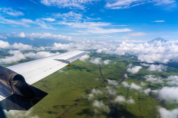 Latanie nad ziemią i nad chmurami na terytorium Tanzanii w Afryce