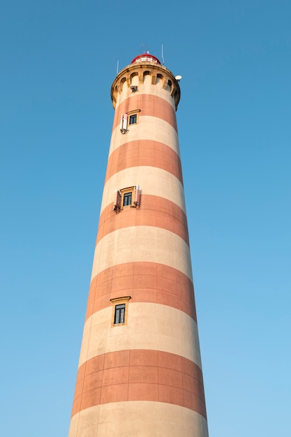 Latarnia morska Aveiro na plaży Barra w Portugalii