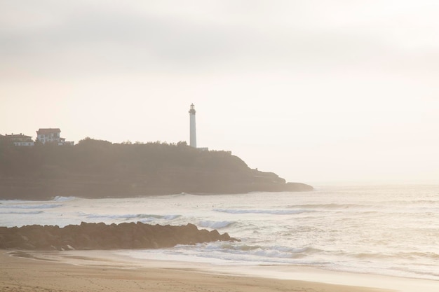 Latarnia morska i plaża w Biarritz we Francji