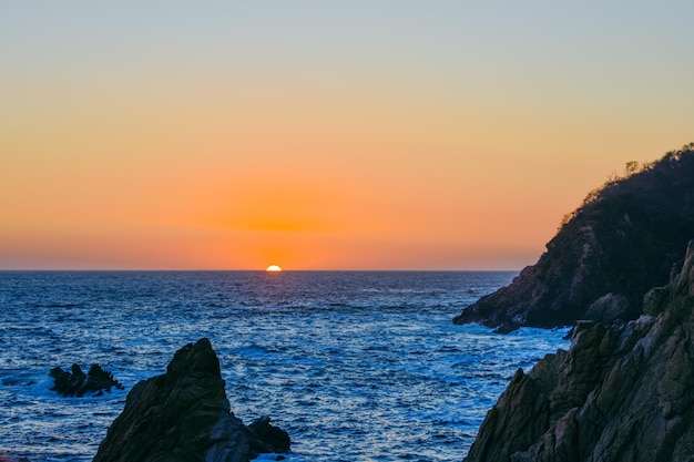 Latarnia morska jest widoczna o zachodzie słońca w Acapulco w Meksyku