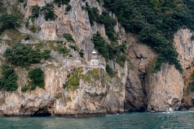 Latarnia morska konia na wybrzeżu santona cantabria