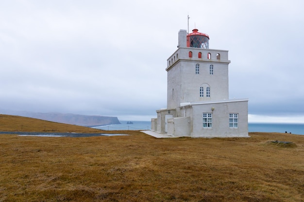 Latarnia morska na islandzkim wybrzeżu