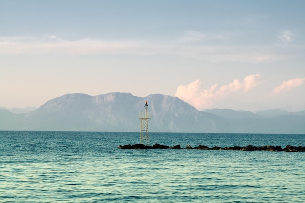 Latarnia Morska Na Morzu Na Tle Gór, Peloponez, Grecja