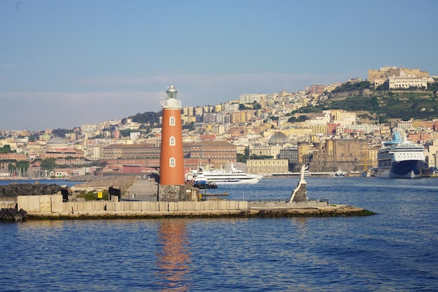 Latarnia morska Neapol z przystanią i pejzażem miejskim Włochy