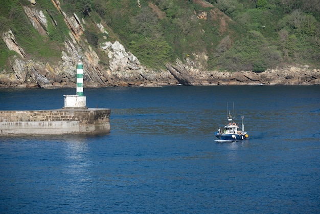 Latarnia morska oznaczająca wejście do portu