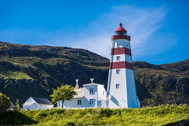 Latarnia Morska Przy Bezchmurnym Niebie Na Wyspie Godoy W Pobliżu Alesund W Norwegii