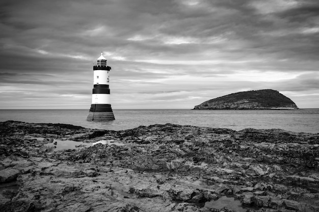 Zdjęcie latarnia morska w pobliżu wyspy puffin w trybie monochromatycznym