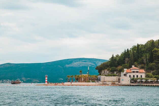 Latarnia morska w zatoce kotorskiej, czarnogóra. Wakacje letnie