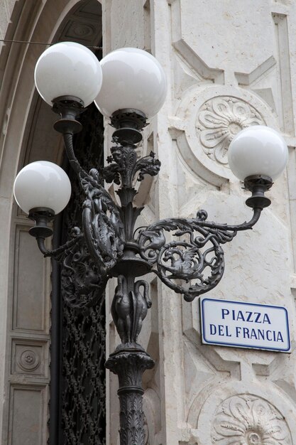 Latarnia na placu Piazza del Francia, Bolonia, Włochy