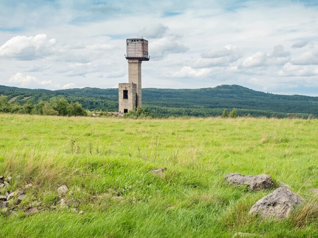 Zdjęcie latarnia na polu na tle nieba