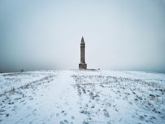 Zdjęcie latarnia nad morzem na czystym niebie