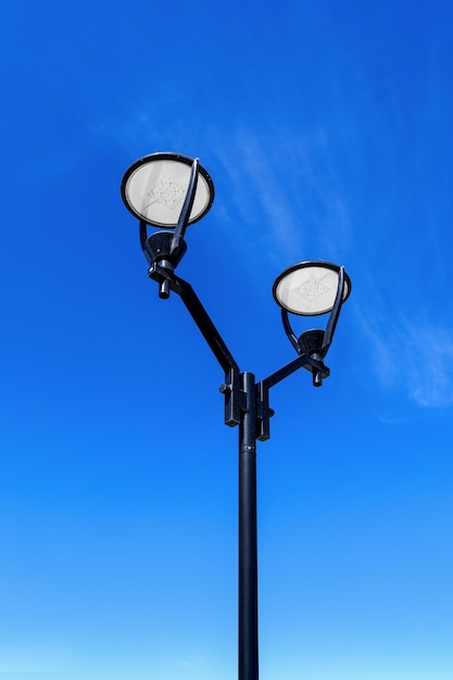 Latarnia oświetlenia ulicznego z lampami LED na tle błękitnego nieba