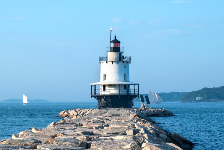 Latarnia Spring Point w ciepły letni dzień w Portland Maine atrakcja turystyczna w Maine