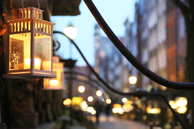 Zdjęcie latarnie przed restauracją w starym mieście