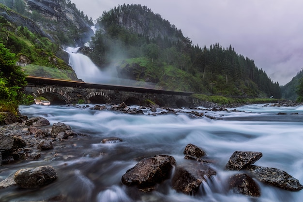 Latefossen siklawa w Odda w lecie, Norwegia