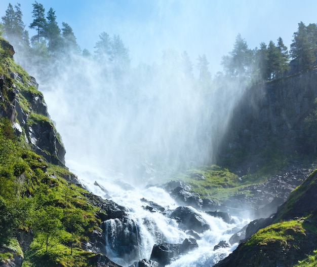 Latem górski wodospad Latefossen na zboczu