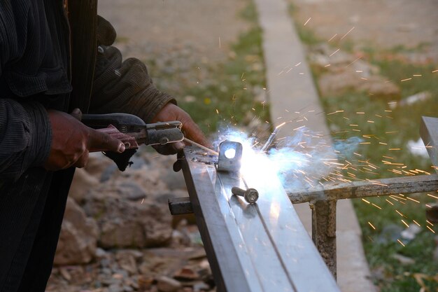 Zdjęcie latino man welding metal prowadzi innowacje w przemyśle