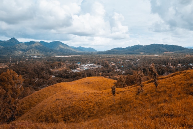 Lato góra i niebieskie niebo. Rayong Tajlandia