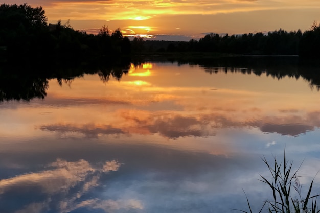 Lato Kolorowy Zachód Słońca Nad Jeziorem Z Chmurami Odbicie W Wodzie