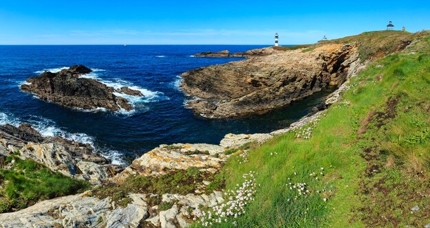 Lato krajobraz wybrzeża Oceanu Atlantyckiego (wyspa Pancha z latarni), Hiszpania. Dwa ujęcia ściegu panoramy.