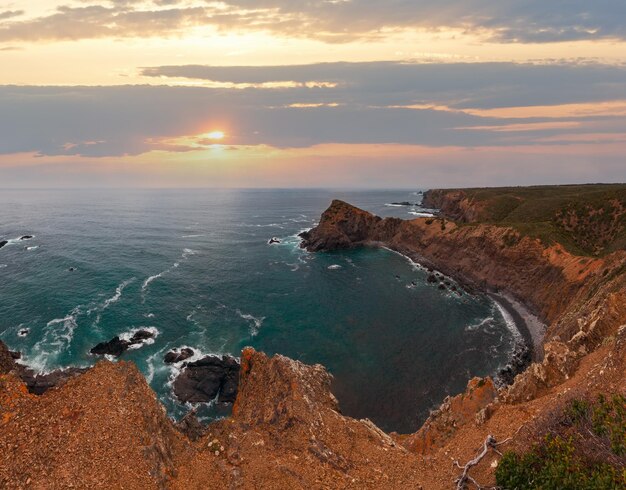 Lato Oceanu Atlantyckiego skalista linia brzegowa Algarve Portugalia