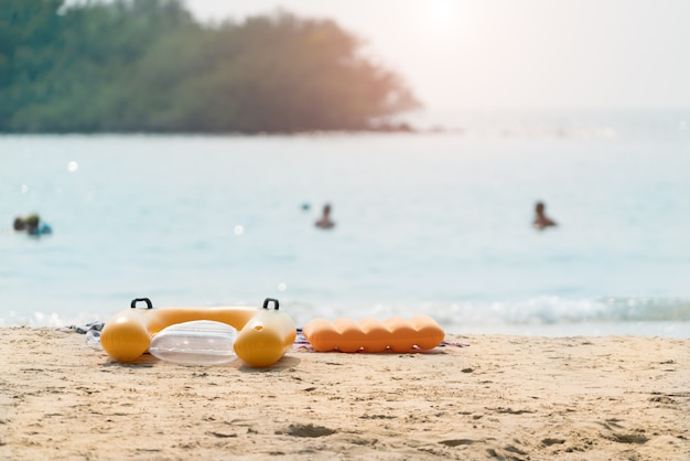 Lato plaża pływać pierścień dętki na plaży. krajobraz tropikalnej plaży