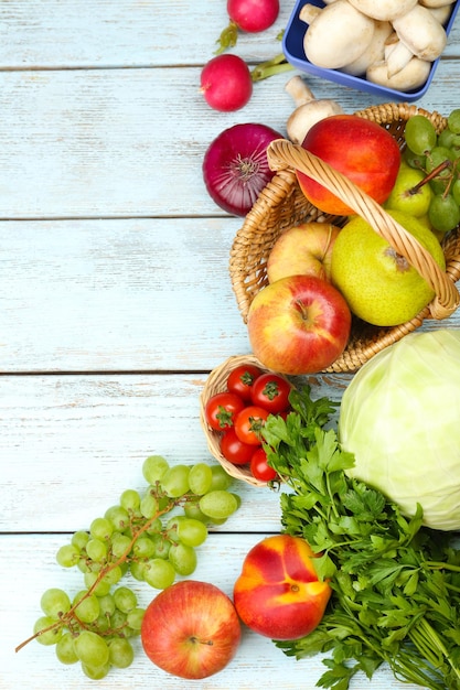 Lato rama z świeżymi organicznie warzywami i owoc na drewnianym tle