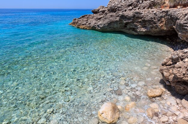 Lato skaliste wybrzeże Morza Jońskiego z przezroczystą wodą (plaża Drymades, Albania.