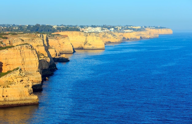 Lato skaliste wybrzeże Oceanu Atlantyckiego w pobliżu miasta Carvoeiro Lagoa Algarve Portugalia