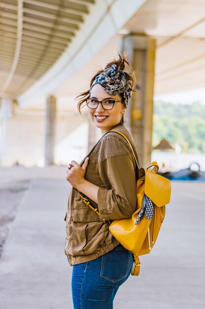 Lato styl życia słoneczny moda portret młodej kobiety stylowe spaceru na ulicy