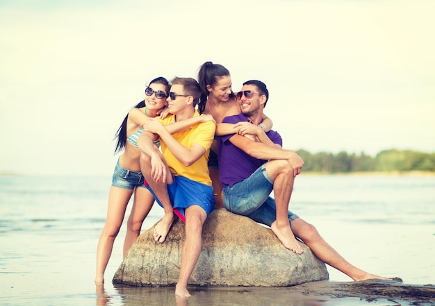 lato, wakacje, wakacje, koncepcja szczęśliwych ludzi - grupa przyjaciół bawiących się na plaży