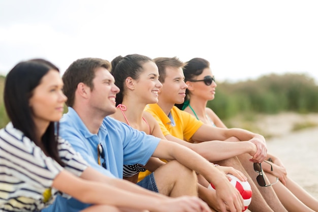 Lato, Wakacje, Wakacje, Koncepcja Szczęśliwych Ludzi - Grupa Przyjaciół Lub Drużyna Siatkówki Bawiąca Się Na Plaży