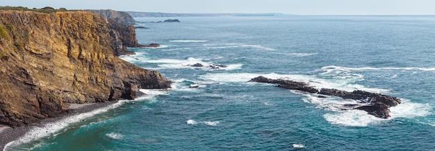 Lato wybrzeże Oceanu Atlantyckiego Algarve Portugalia