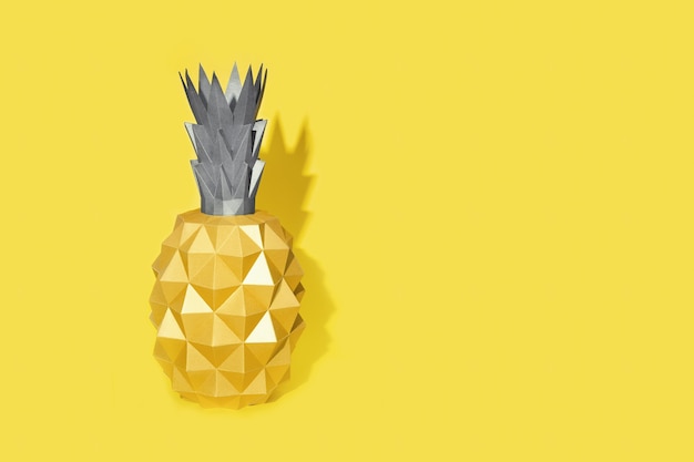 Zdjęcie lato wzór tła w kształcie ananasa z papieru z twardym światłem. modny kolor 2021, rozjaśniający żółty i ostateczna szarość.