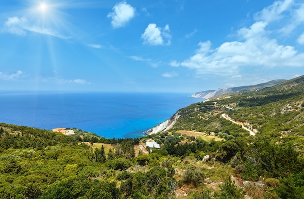 Lato z widokiem na wybrzeże Morza Jońskiego Kefalonia, Grecja, w pobliżu plaży Petani