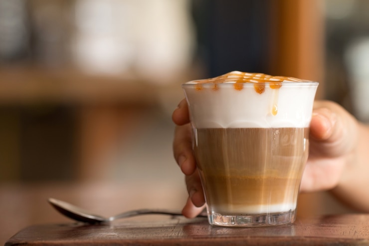 Zdjęcie latte macchiato kawa na drewnianym biurku w sklep z kawą