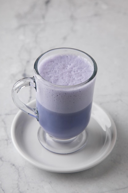 Latte macchiato w pięknej filiżance z napojem latte Tiramisu i szarym tłem