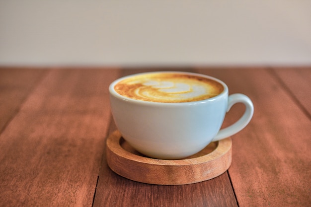 Latte sztuki kawa na drewnianym stole na kawowym czasie